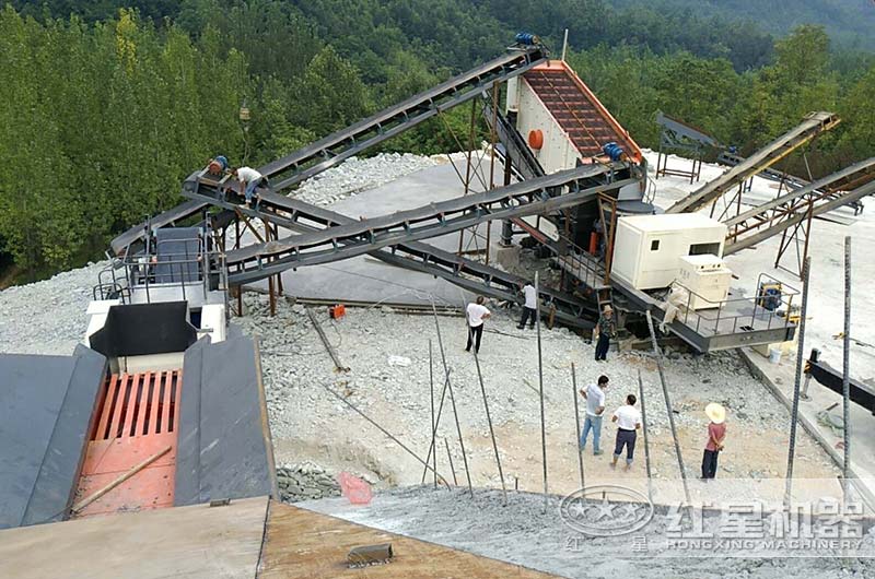 石頭移動碎石機作業現場圖